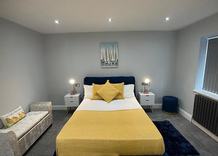 Newly Refurbished 4 Bedroom House-Sleep 8-Free Parking