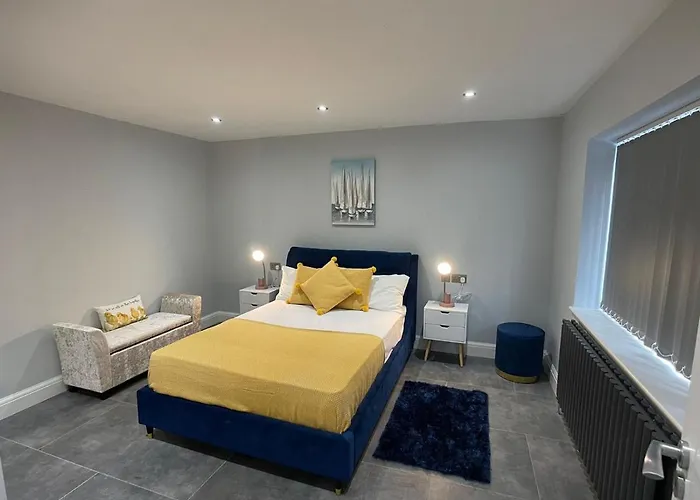 Newly Refurbished 4 Bedroom House-Sleep 8-Free Parking