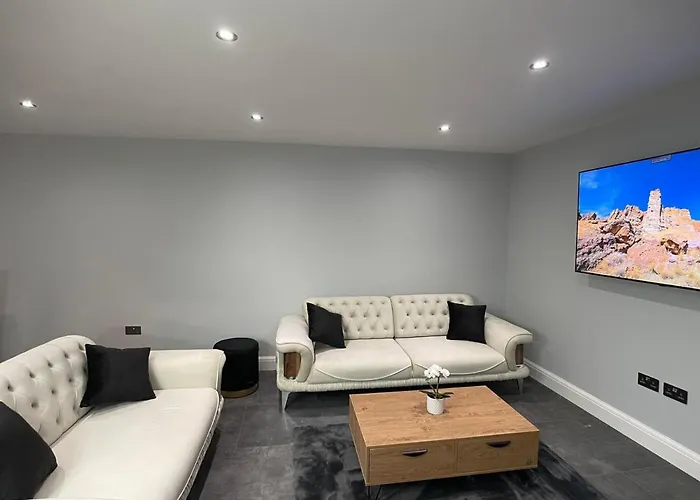 Newly Refurbished 4 Bedroom House-Sleep 8-Free Parking