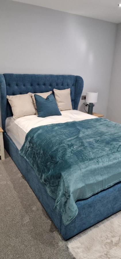 Newly Refurbished 4 Bedroom House-sleep 8-free Parking Holiday home Canvey Island
