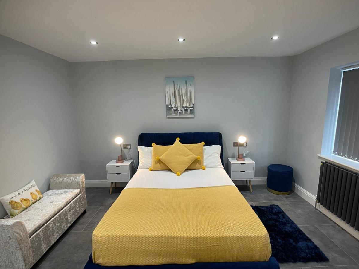 Newly Refurbished 4 Bedroom House-sleep 8-free Parking