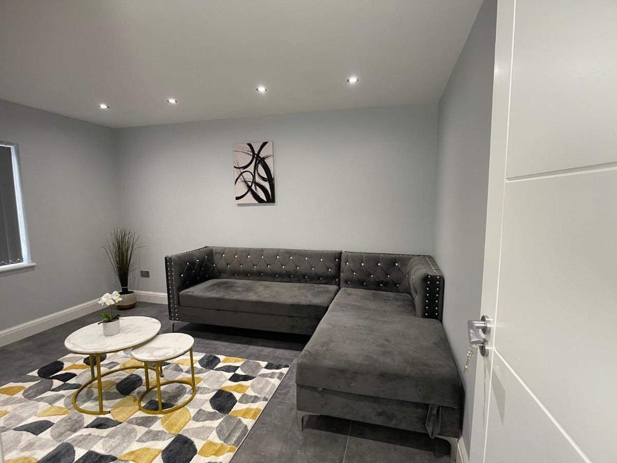 Newly Refurbished 4 Bedroom House-sleep 8-free Parking Holiday home Canvey Island