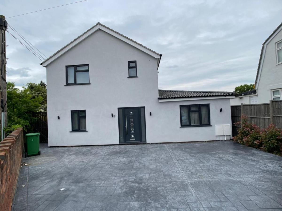 Newly Refurbished 4 Bedroom House-sleep 8-free Parking