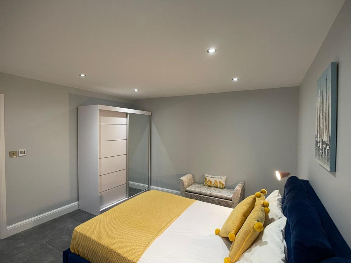 Holiday home Newly Refurbished 4 Bedroom House-sleep 8-free Parking