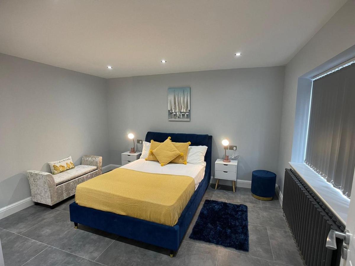 Newly Refurbished 4 Bedroom House-sleep 8-free Parking Canvey Island