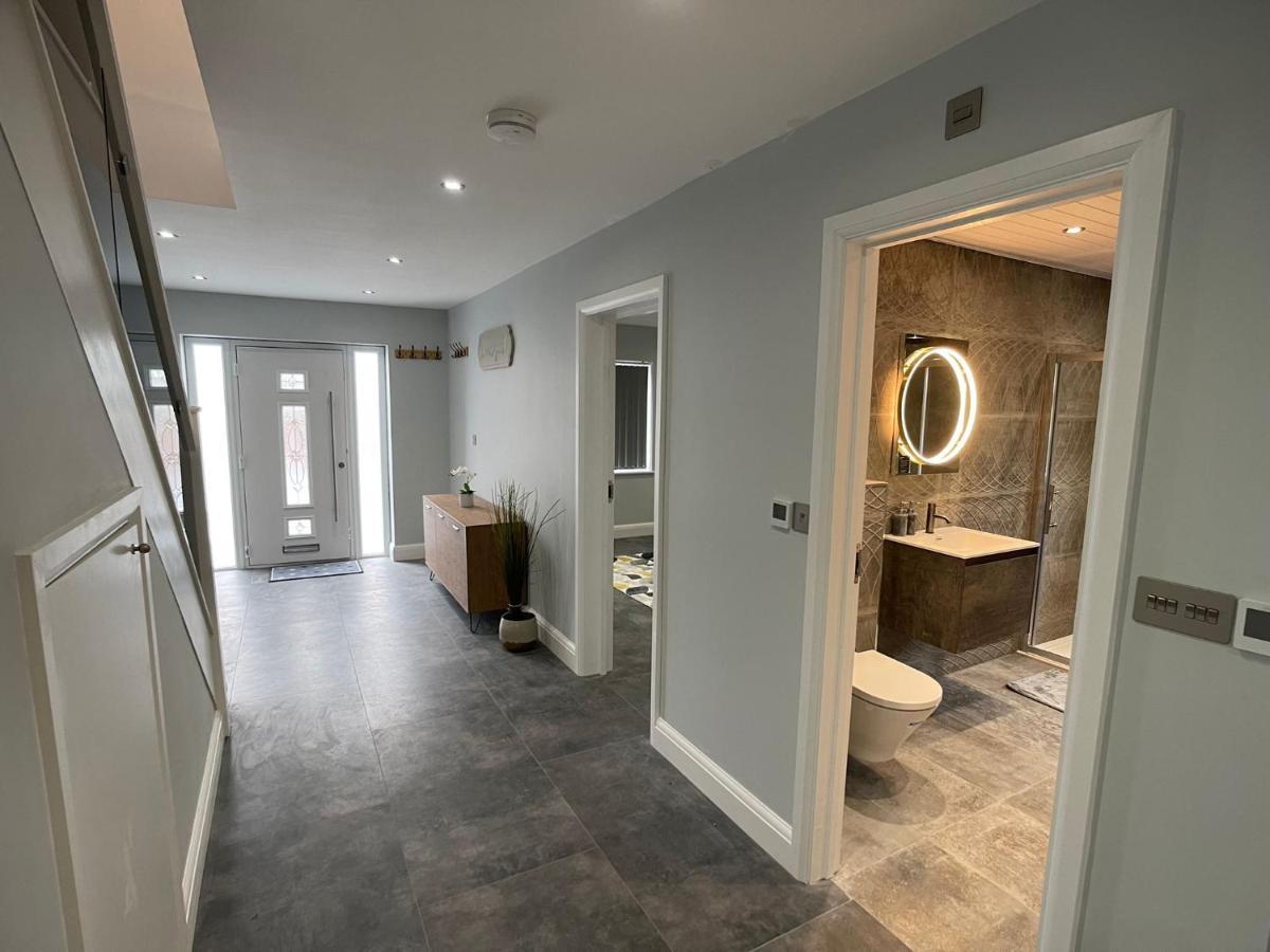 Newly Refurbished 4 Bedroom House-sleep 8-free Parking Holiday home *
