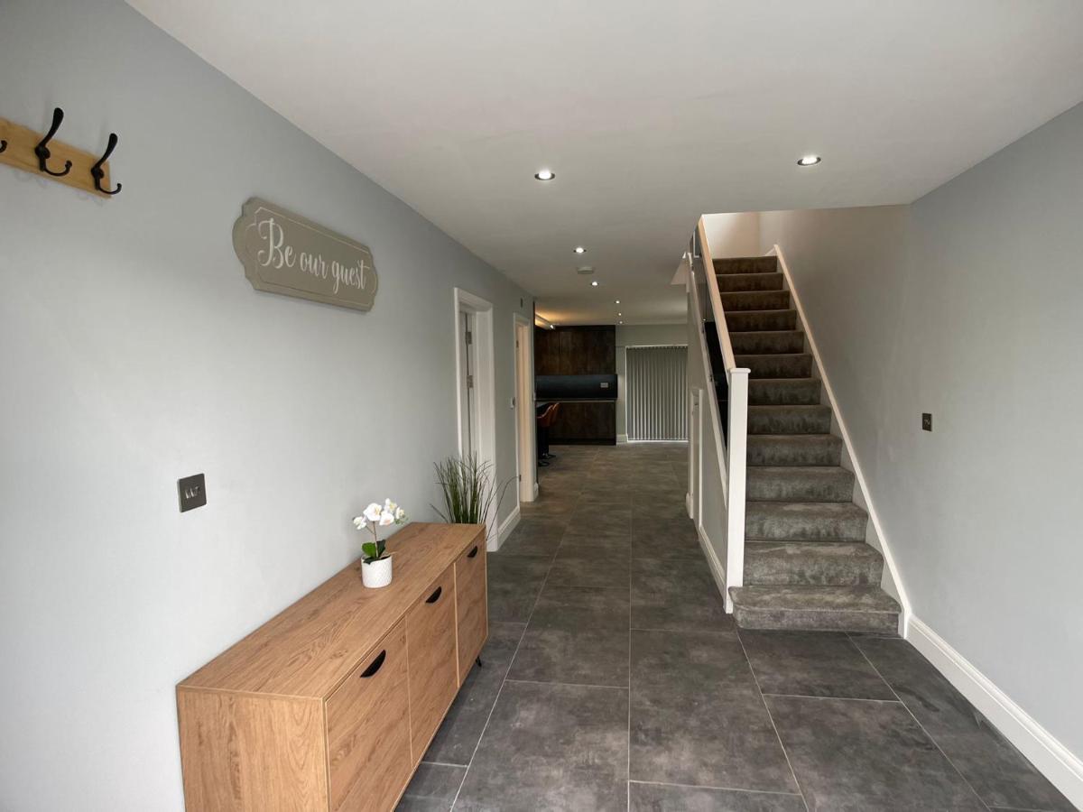 Newly Refurbished 4 Bedroom House-sleep 8-free Parking Holiday home Canvey Island
