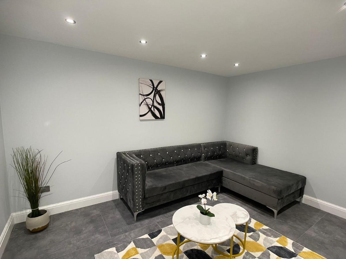Newly Refurbished 4 Bedroom House-sleep 8-free Parking * Canvey Island