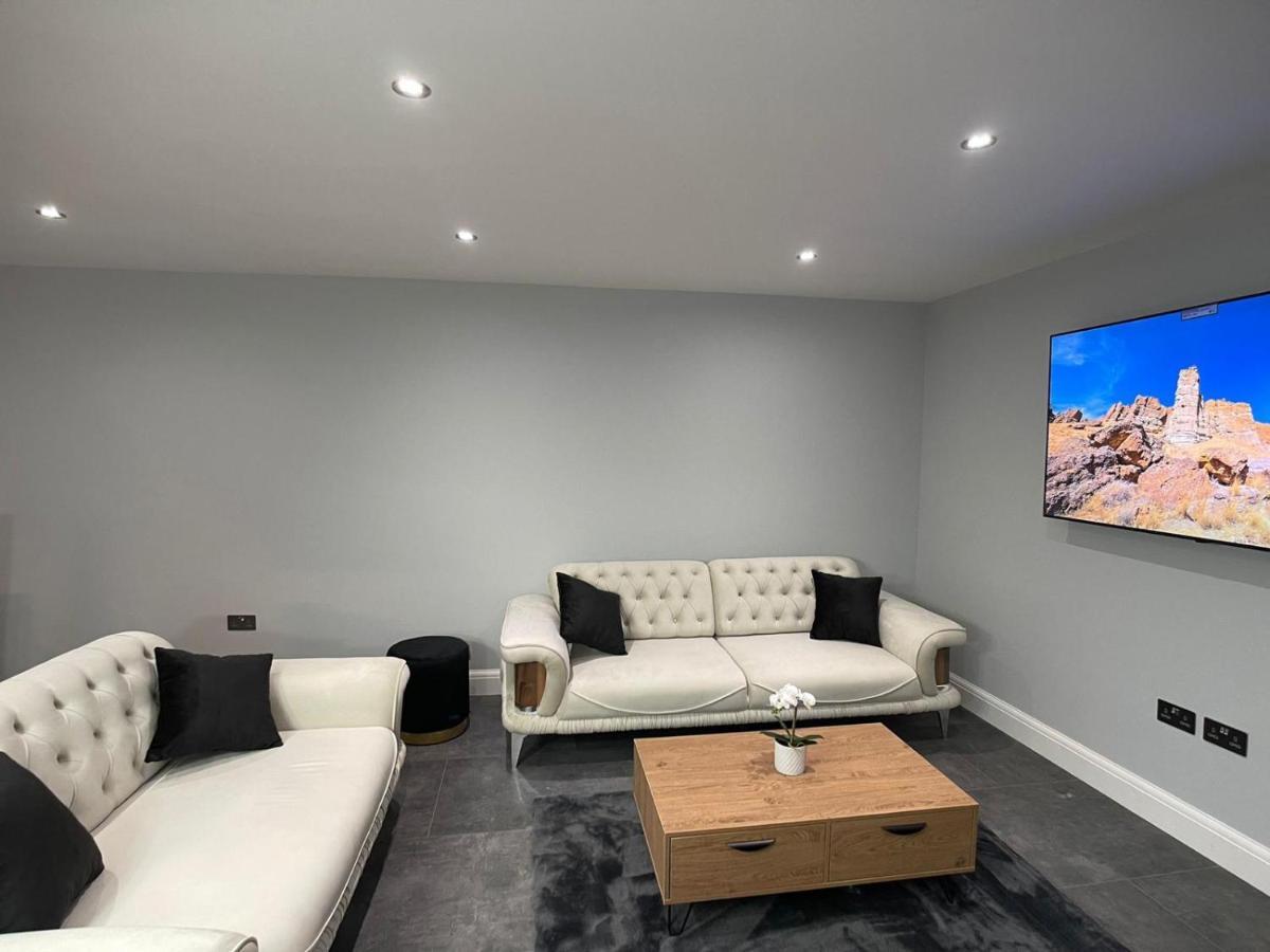 Holiday home Newly Refurbished 4 Bedroom House-sleep 8-free Parking Canvey Island
