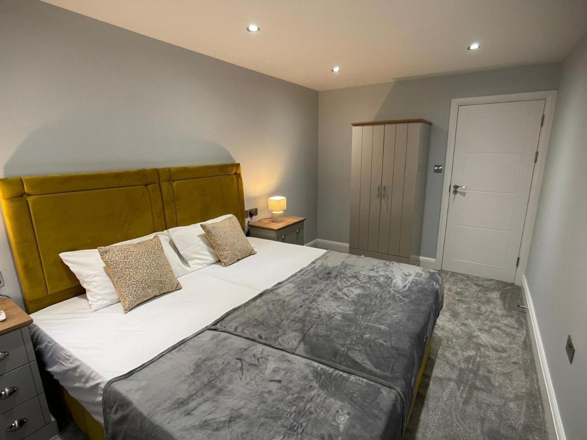 Newly Refurbished 4 Bedroom House-sleep 8-free Parking Holiday home Canvey Island