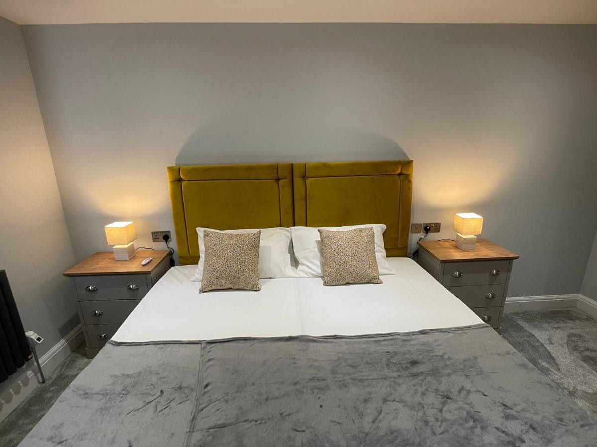Newly Refurbished 4 Bedroom House-sleep 8-free Parking *