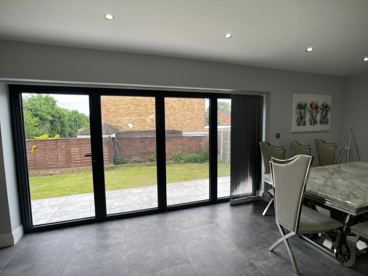 Newly Refurbished 4 Bedroom House-sleep 8-free Parking Holiday home