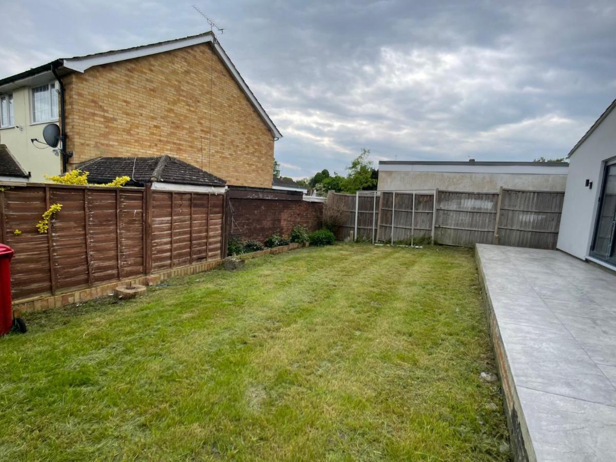 Holiday home Newly Refurbished 4 Bedroom House-sleep 8-free Parking Canvey Island