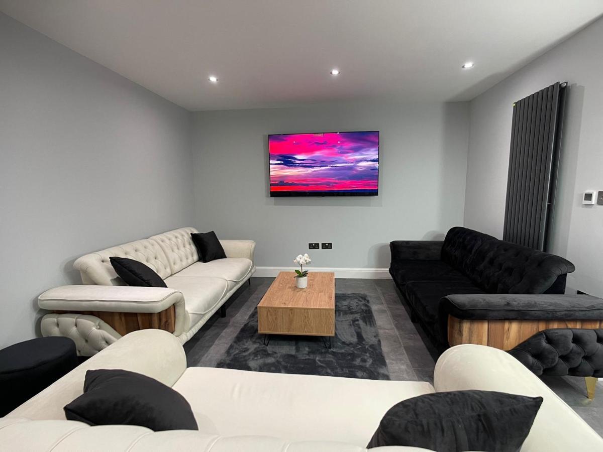 Newly Refurbished 4 Bedroom House-sleep 8-free Parking Holiday home *