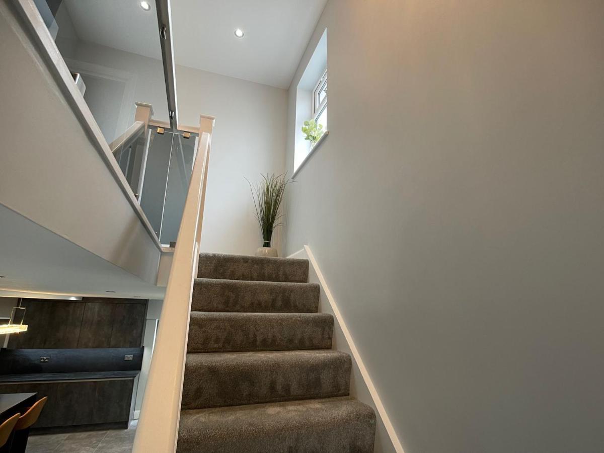 Newly Refurbished 4 Bedroom House-sleep 8-free Parking Holiday home *
