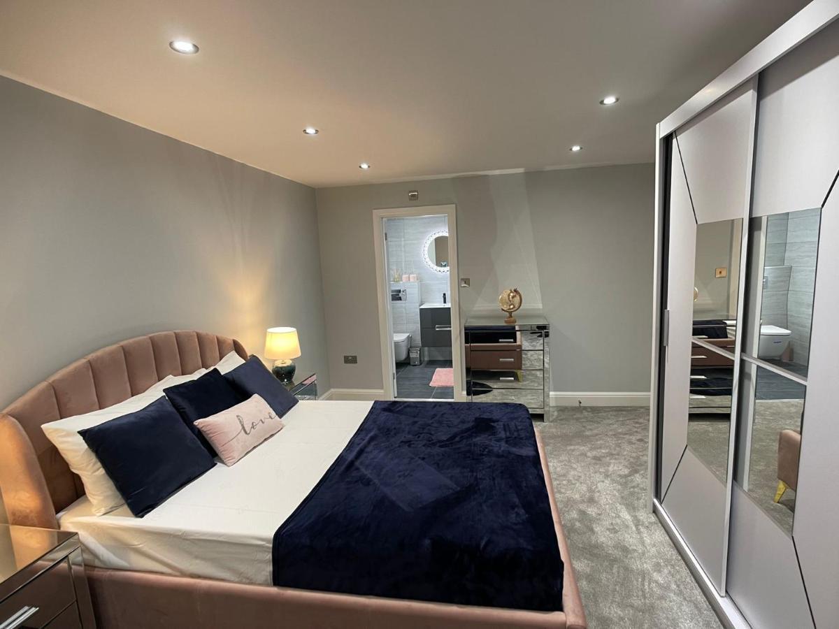 Holiday home Newly Refurbished 4 Bedroom House-sleep 8-free Parking