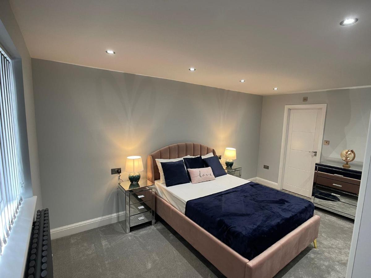 Holiday home Newly Refurbished 4 Bedroom House-sleep 8-free Parking *
