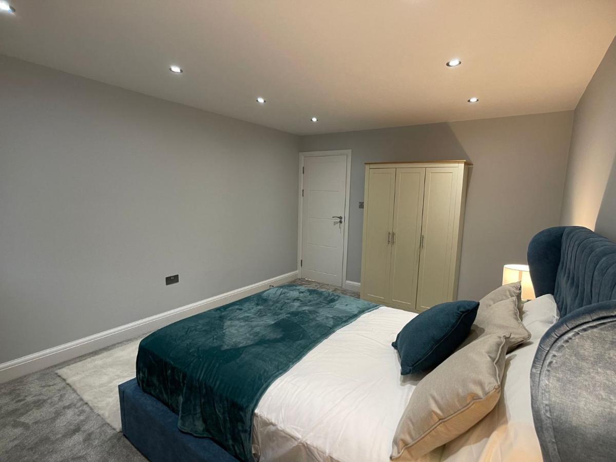 Newly Refurbished 4 Bedroom House-sleep 8-free Parking * Canvey Island