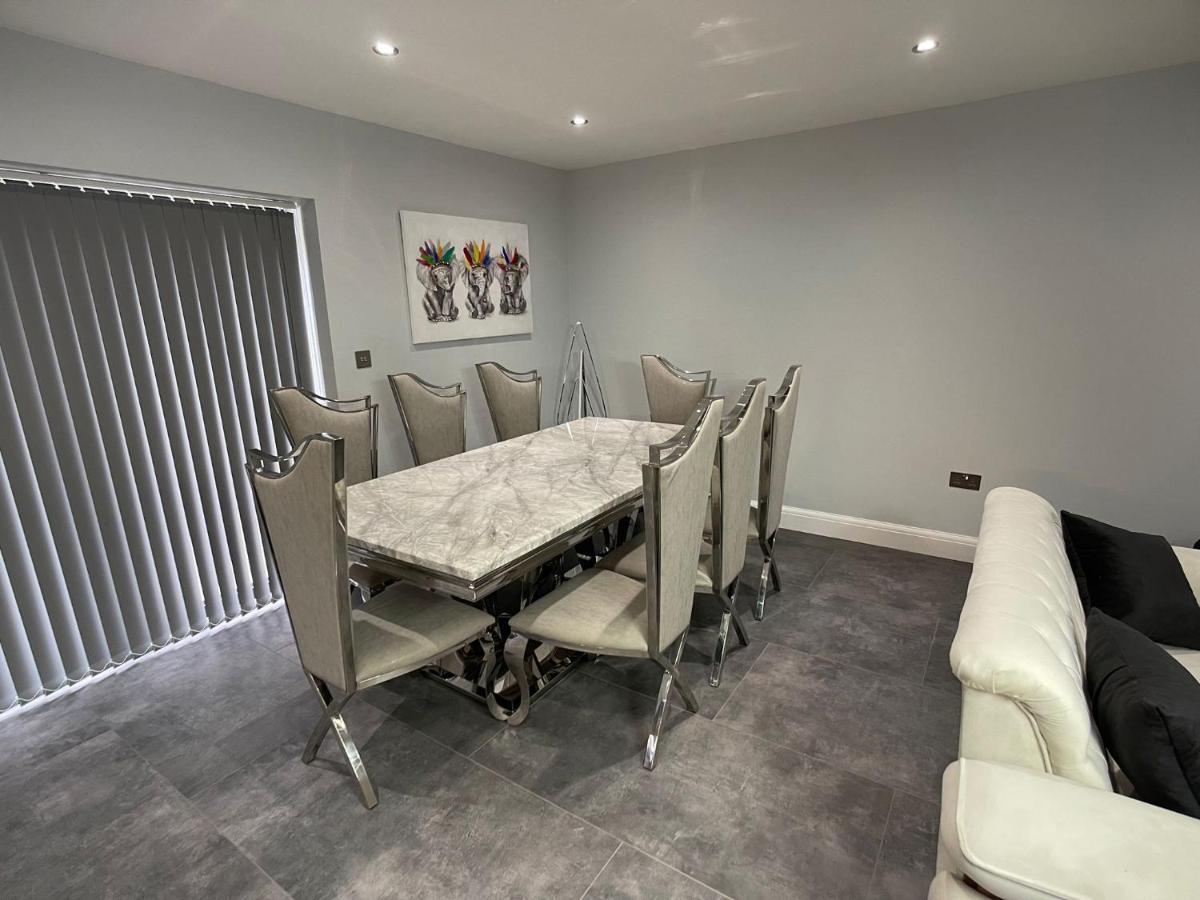 Newly Refurbished 4 Bedroom House-sleep 8-free Parking Holiday home *