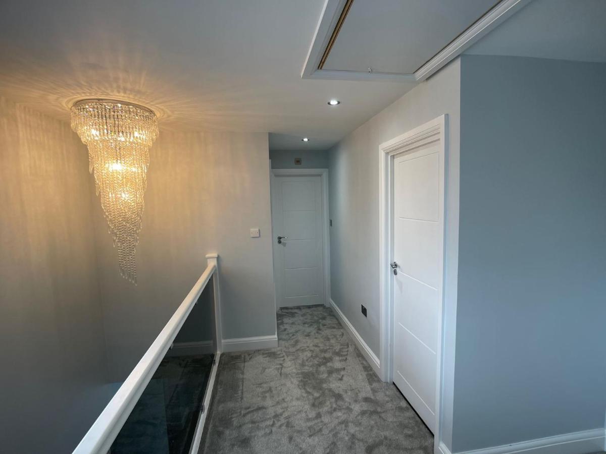 Holiday home Newly Refurbished 4 Bedroom House-sleep 8-free Parking *