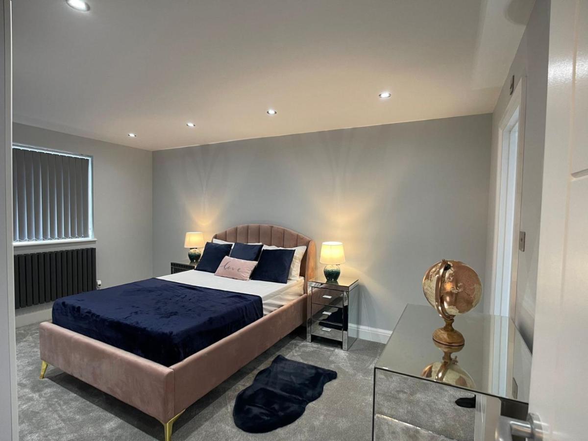 Newly Refurbished 4 Bedroom House-sleep 8-free Parking Canvey Island