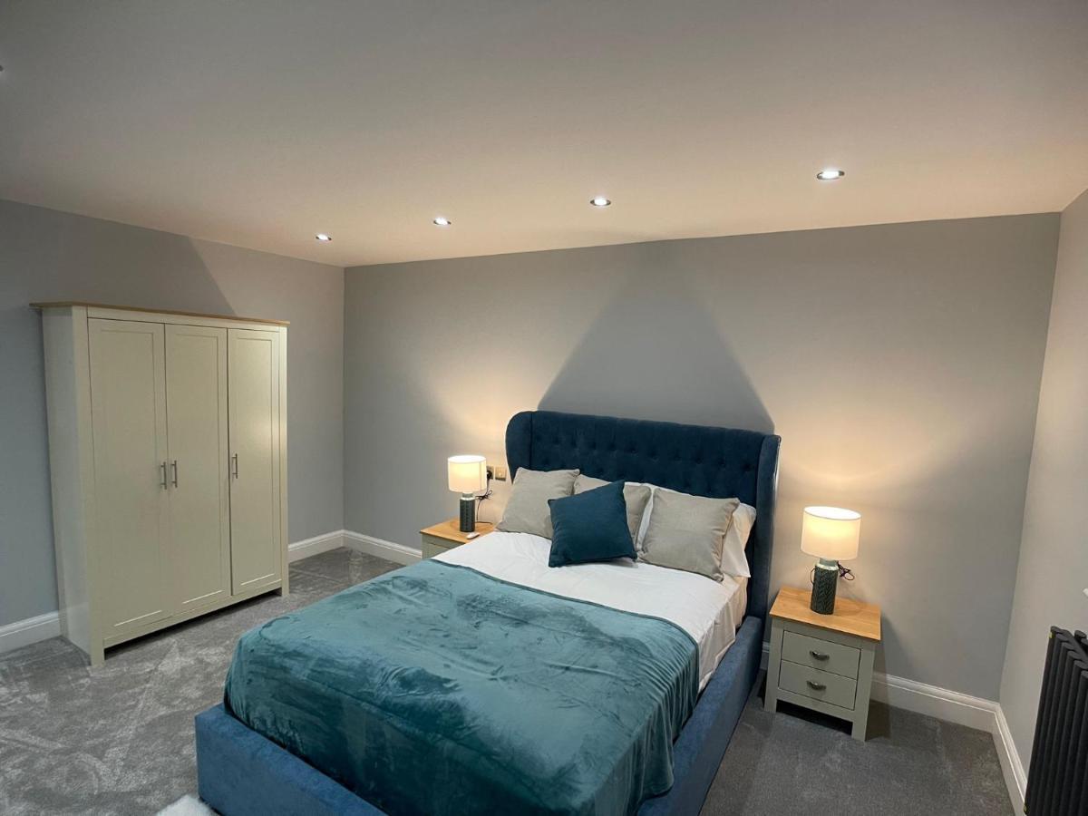 Holiday home Newly Refurbished 4 Bedroom House-sleep 8-free Parking Canvey Island