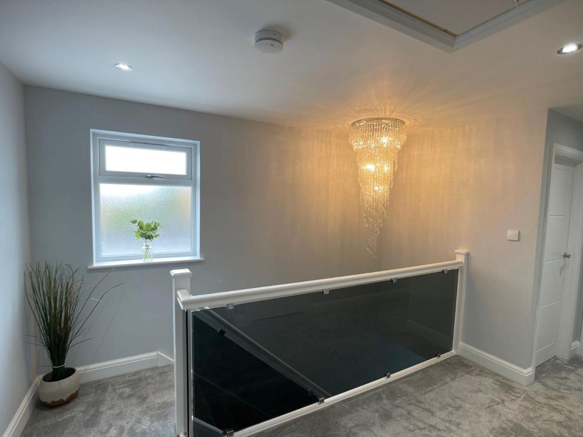 Newly Refurbished 4 Bedroom House-sleep 8-free Parking Holiday home Canvey Island
