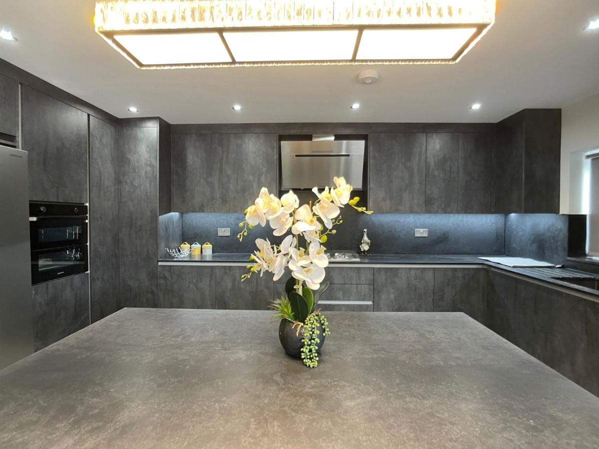 Newly Refurbished 4 Bedroom House-sleep 8-free Parking Holiday home