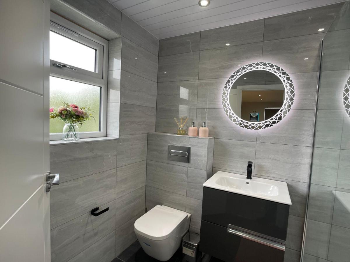 Newly Refurbished 4 Bedroom House-sleep 8-free Parking Canvey Island