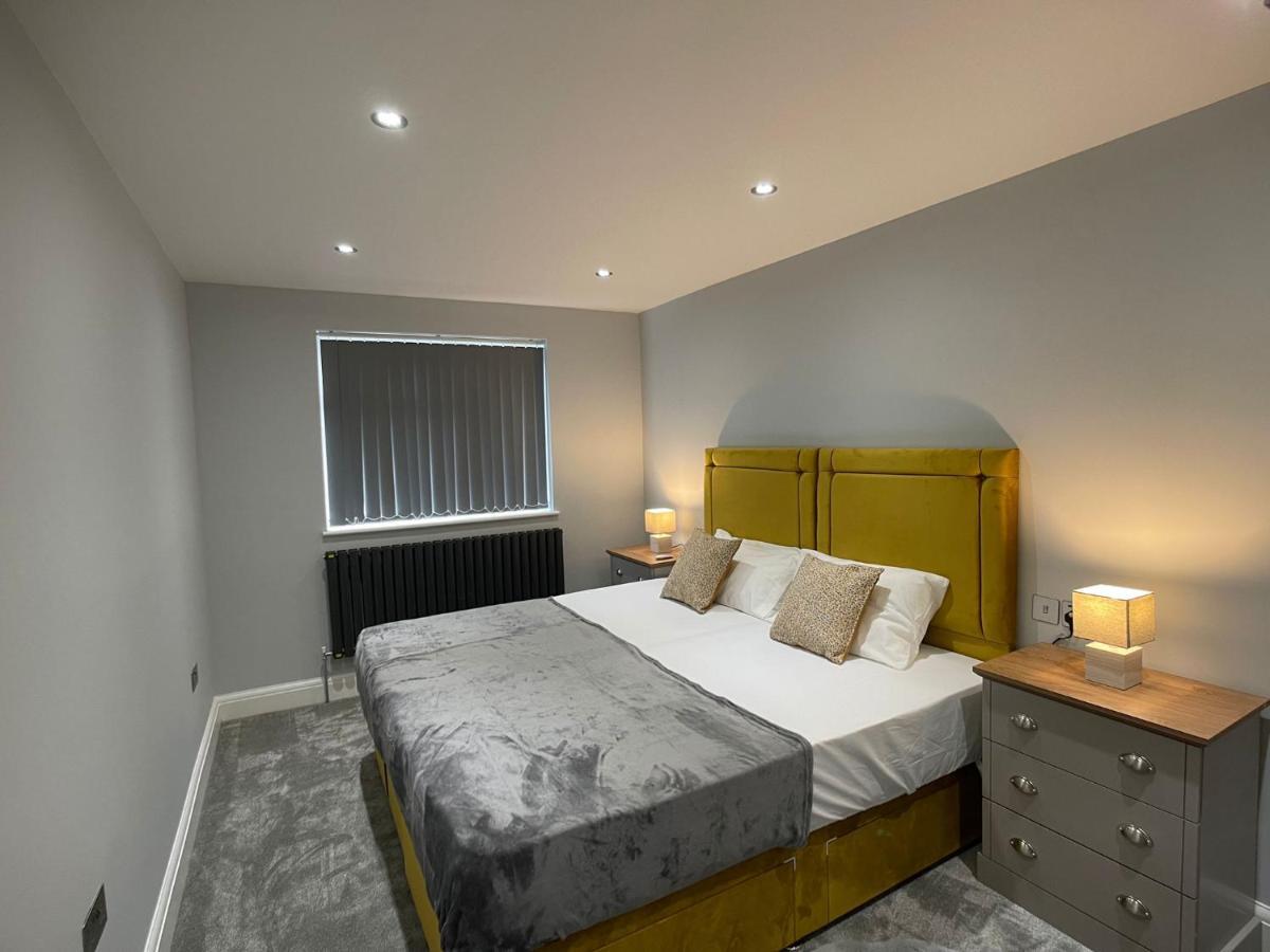 Newly Refurbished 4 Bedroom House-sleep 8-free Parking Canvey Island